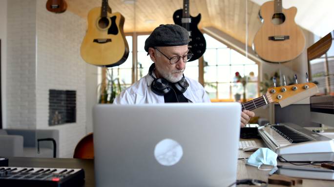 音乐家在音乐工作室提供在线吉他课程