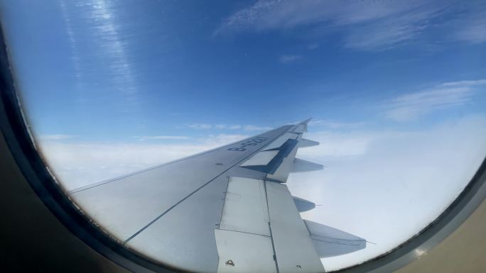 客运飞机在空中飞行穿云改变航向4k60p