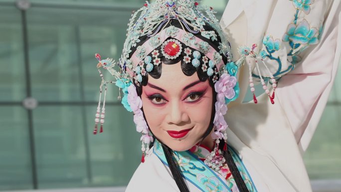 戏曲演员在现代环境中表演河南豫剧