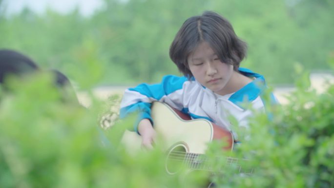 【4K视频】中学生弹吉他