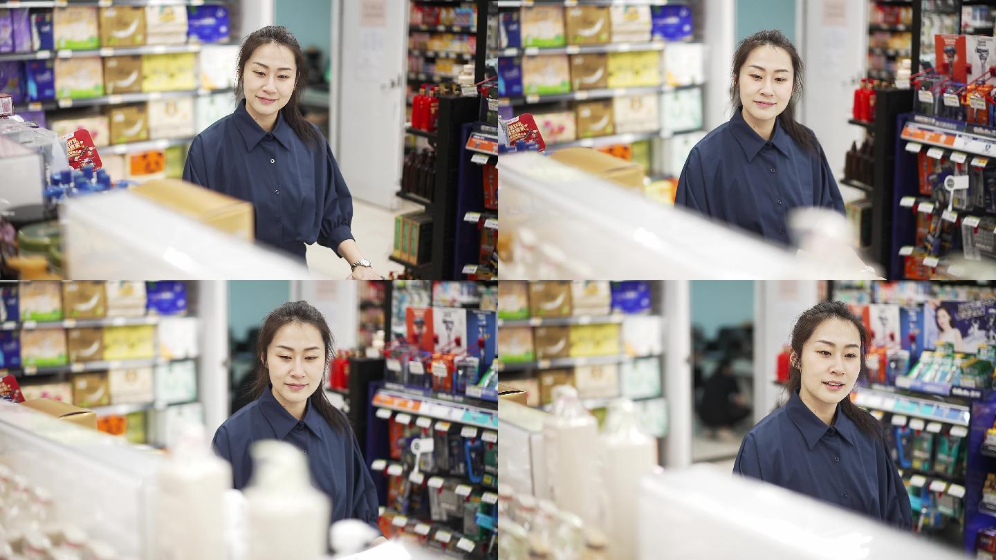 年轻中国女性在超市内购物