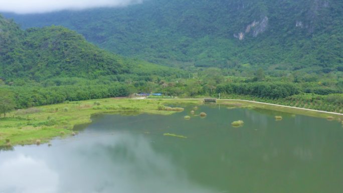 俄贤岭乡村风光云雾山湿地风光1