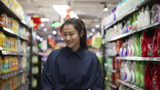 年轻中国女性在超市购物