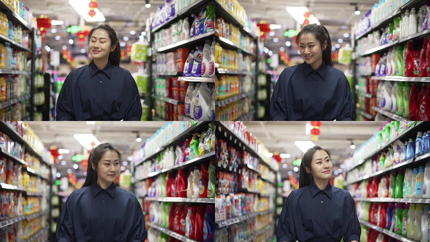 年轻中国女性在超市购物