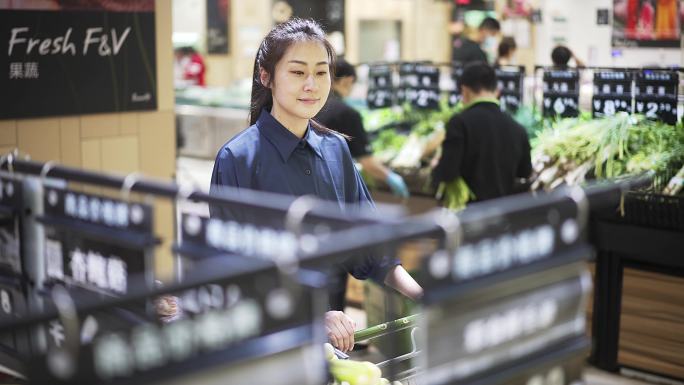 年轻中国女性在生鲜超市购物