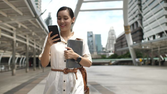 女商人在城市使用智能手机