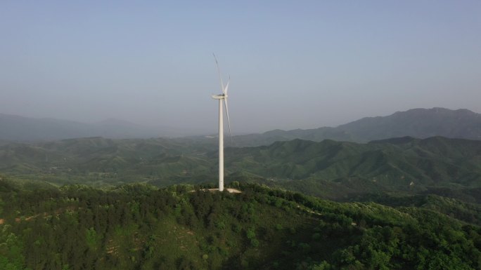 豫南崇山峻岭中的电力风车