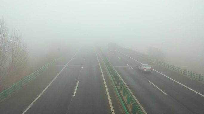 大雾高速驾车