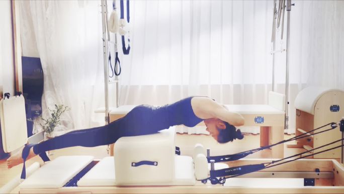 一女子锻炼脊柱瑜伽动作 有效预防颈椎病