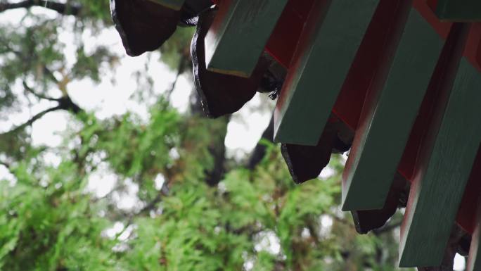 古代建筑下雨