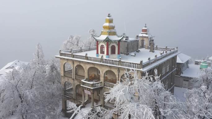 航拍雪中的鸡公山颐庐西式房屋