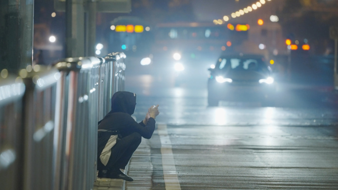 深夜城市，一个人等公交车，伤感男人，特写