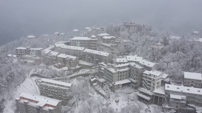 航拍雪中的鸡公山山中建筑