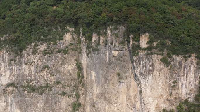 航拍高山悬崖岩壁上作业工人