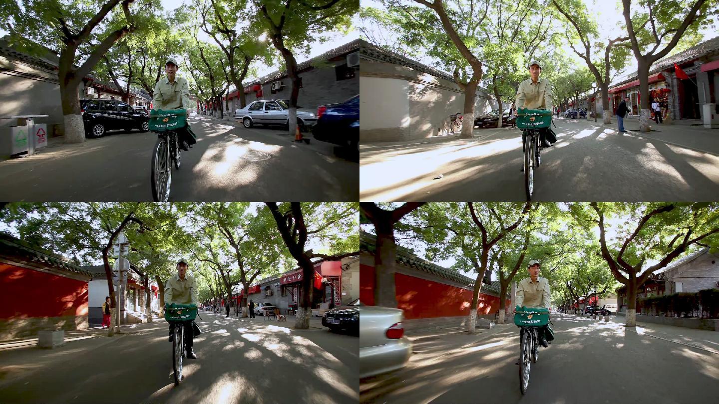 邮递员在北京的古老的街道骑自行车