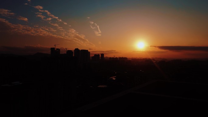 黄昏落日晚霞延时城市落日夕阳西下傍晚天空