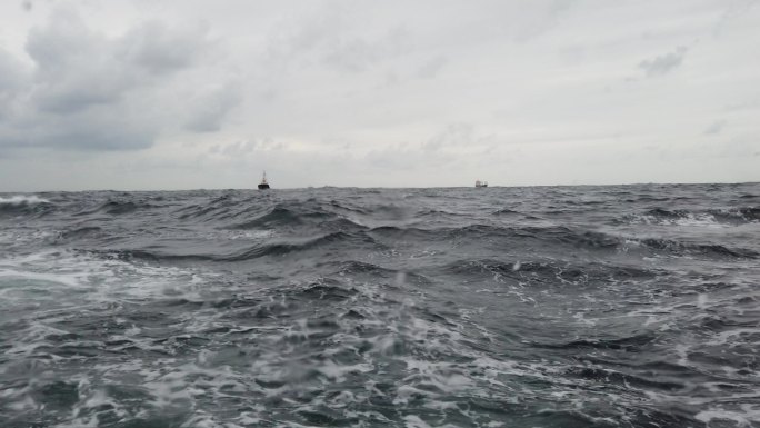 波涛汹涌大海上透过舷窗看