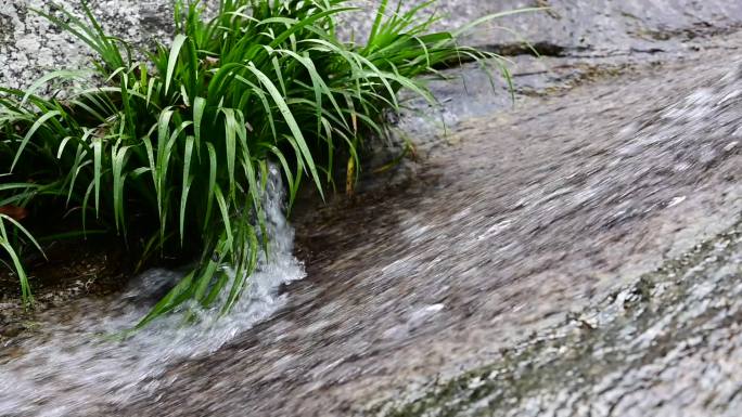 溪水清澈山泉水