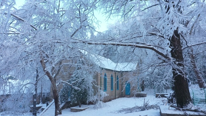 航拍雪后的鸡公山山中房屋银装素裹