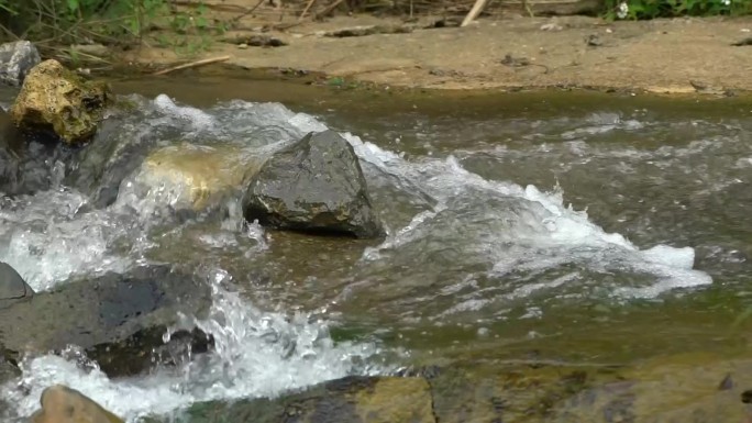 山间小溪流水