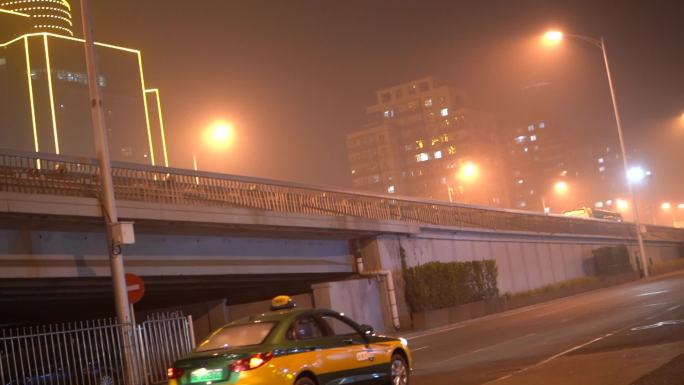 夜间公交车 北京雾霾