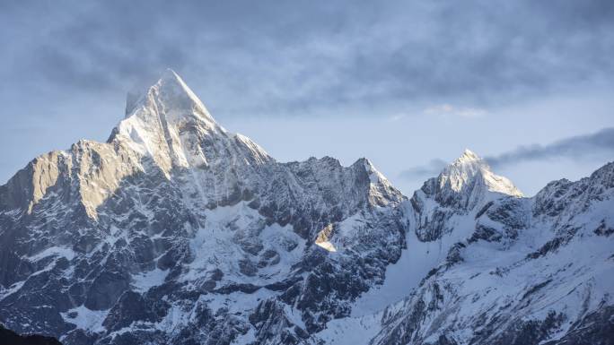 4k实拍四姑娘山景区雪山日出延时