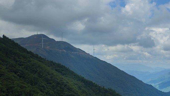 巍峨的大山大山风车和蓝天白云