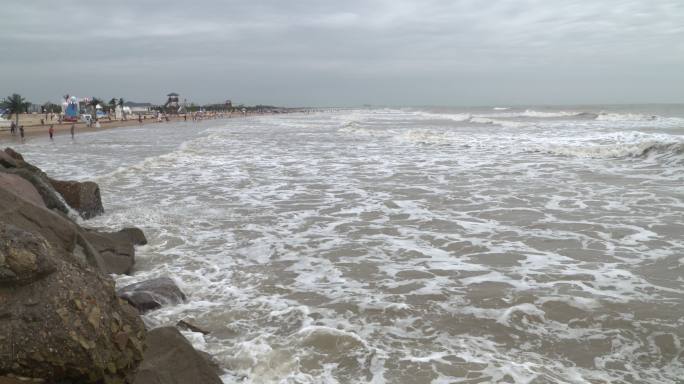 宽阔海面浪花