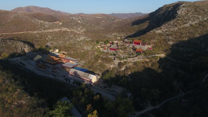 航拍香泉寺寺庙建筑蜿蜒大山