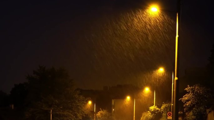 路灯大雨狂风暴雨