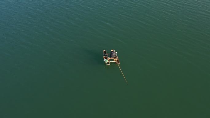 彰武南海水库清澈河流划船捕捞的人