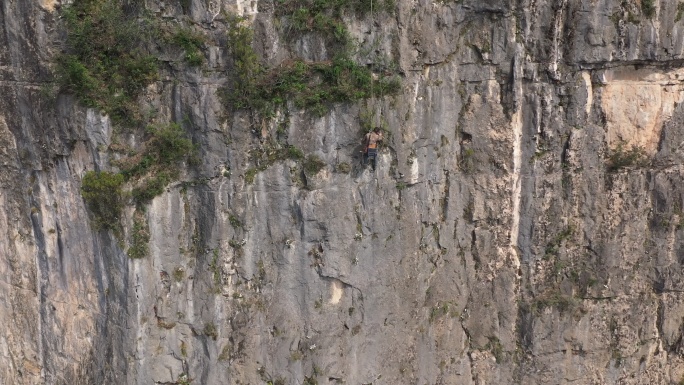 航拍悬崖峭壁上作业工人岩石崖壁绳索