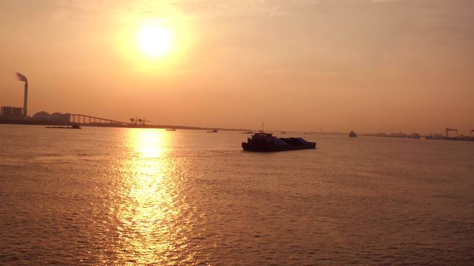 航拍夕阳江面的船只