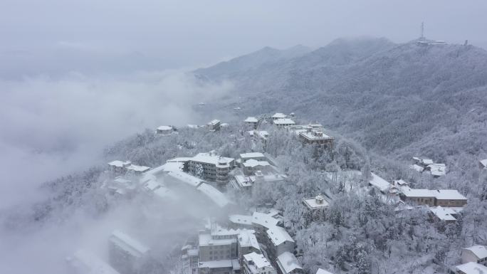 航拍雪后的鸡公山山中房屋