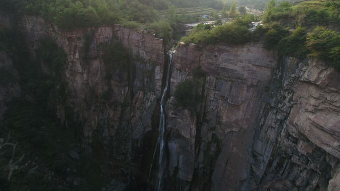 航拍峡谷小溪瀑布阳光森林泉水房屋田地