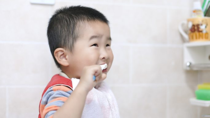 4K小孩子刷牙特写