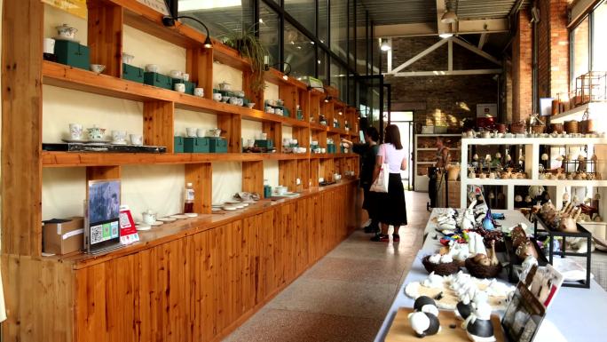 陶瓷市场游客购买瓷器