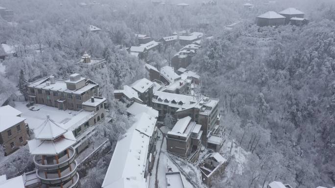 航拍雪中的鸡公山山中建筑