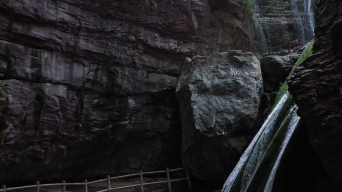 航拍高山峡谷红色岩石崖壁瀑布青苔