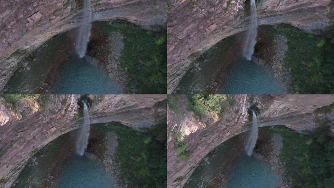 峡谷流动的瀑布溪潭
