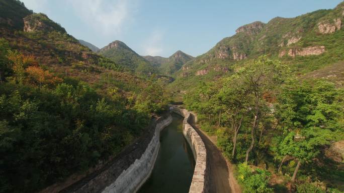 太行山大峡谷秋景红旗渠干渠航拍近景