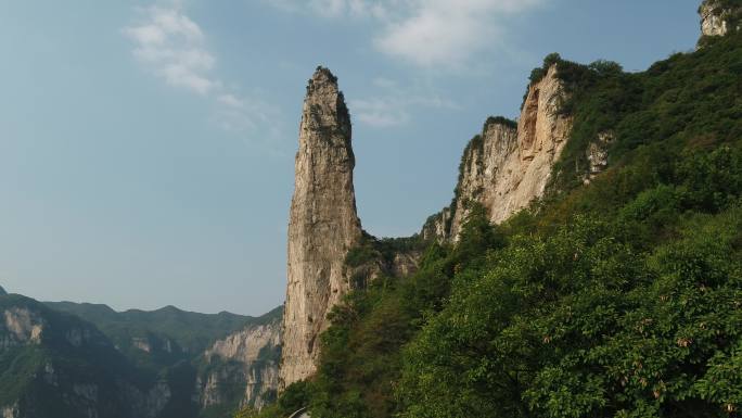 航拍蓝天白云阳光高山树木岩石崖壁孤峰