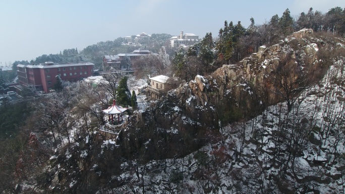 航拍雪后的鸡公山，武汉会战历史纪念馆