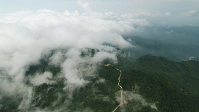 云雾散去后的大山和山路