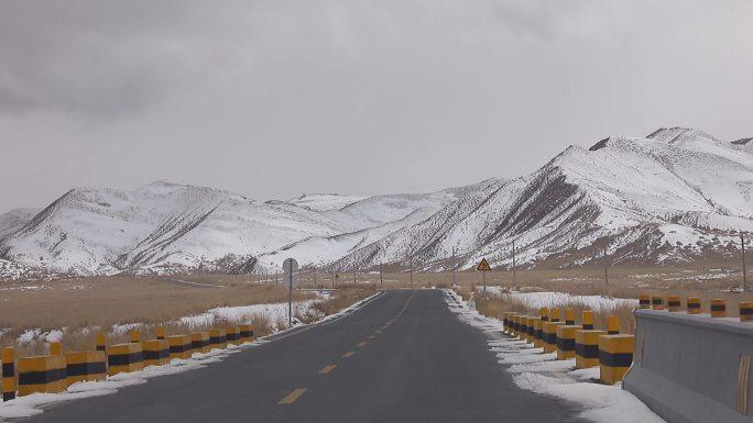 甘肃祁连山，雪后公路风光