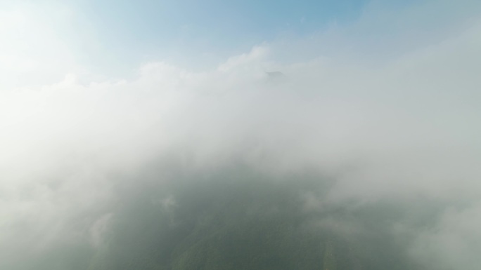 云雾散去后的大山山脉森林云海