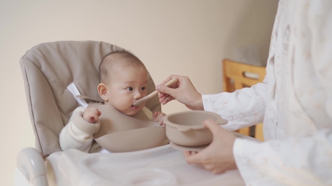 婴儿喂食