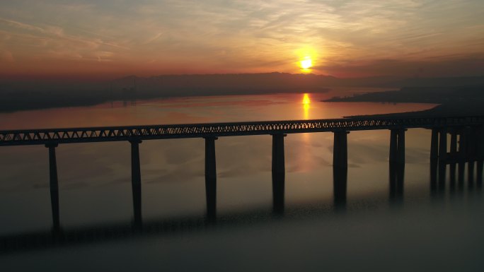 夕阳下飞跃黄河公铁两用大桥