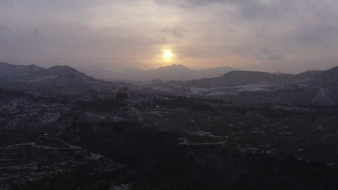 高山果园灵宝冬天的日出