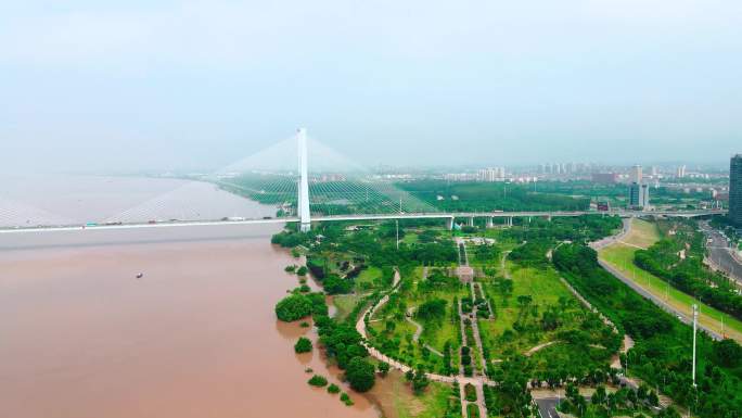 航拍荆州长江大桥，荆州滨江公园，长江风景